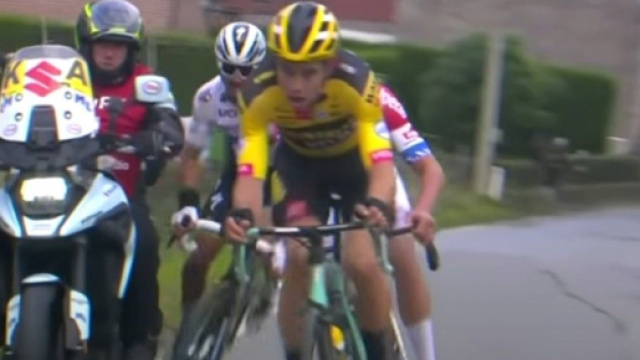 L'impatto tra Alaphilippe e la moto al Giro delle Fiandre