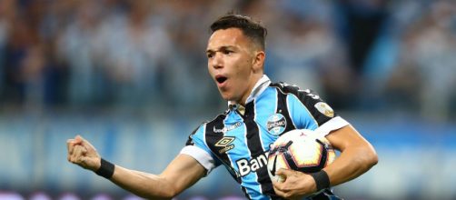 Destaque do Gr&ecirc;mio, o atacante Pep&ecirc; &eacute; uma das melhores op&ccedil;&otilde;es do Cartola FC pela d&eacute;cima-terceira rodada do Brasileir&atilde;o. (Arquivo Blasting News)