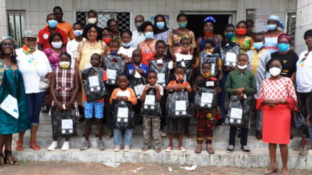Distributuion de Kits Scolaires par l'association Child Safety Country &agrave; CAD 4 (c) CSC