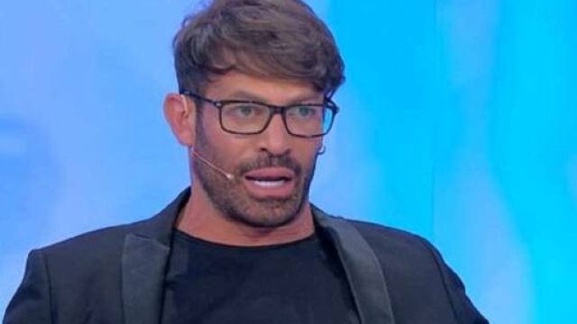 Uomini e Donne, Gianni Sperti si arrabbia.