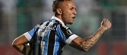 Everton Cebolinha se tornou uma das grandes vendas da Era Bolzan no Gr&ecirc;mio. (Arquivo Blasting News)