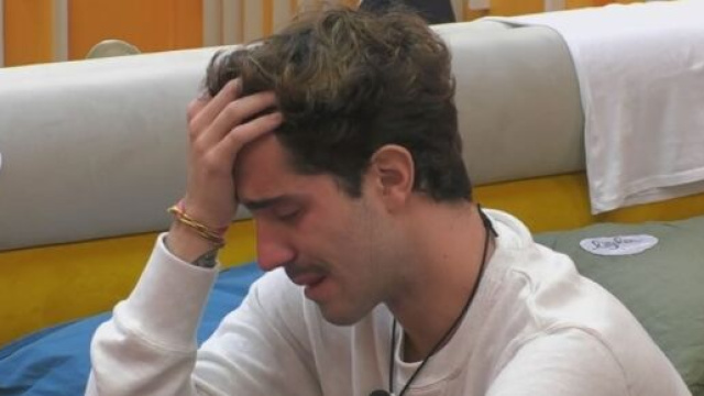 Grande Fratello Vip, Tommaso scoppia in lacrime: il pensiero alle sue nonne scomparse.
