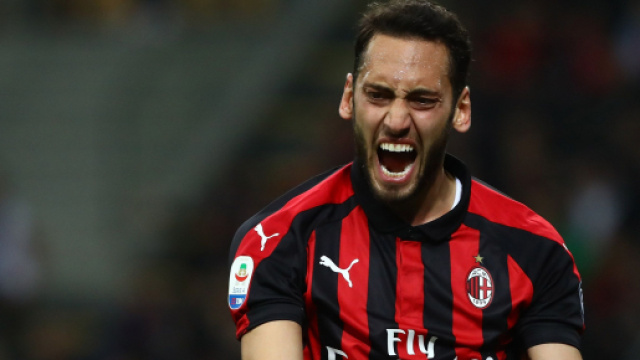 L'Inter penserebbe a Calhanoglu, in scadenza con il Milan.