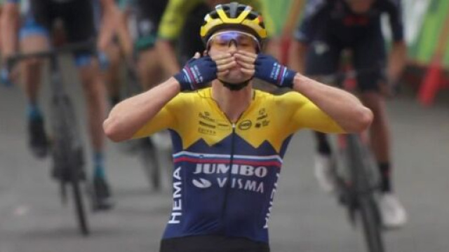 Primoz Roglic vince la prima tappa della Vuelta Espana ad Arrate.