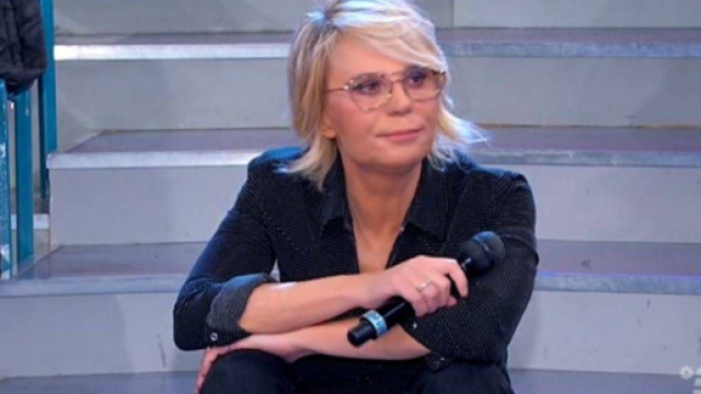 U&D, Maria De Filippi invita tronisti a non rincorrere le corteggiatrici: 'Basta teatrini'.