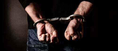 Pai &eacute; preso suspeito de abusar de tr&ecirc;s filhos. (Arquivo Blasting News)