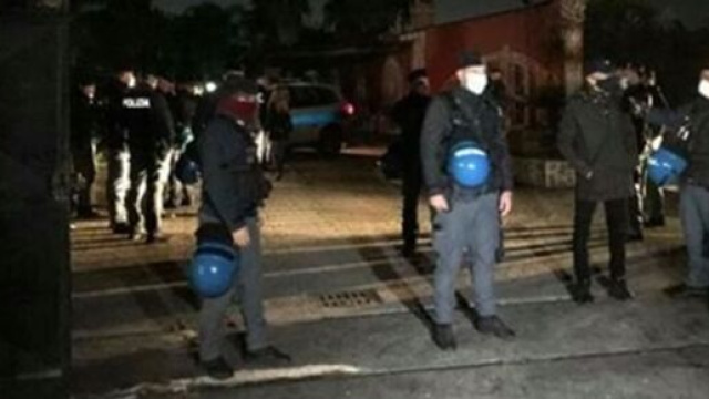 Agenti di polizia impiegati in una operazione di sequestro