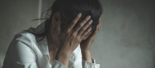 Homem estupra ex namorada, filma abusos e a obriga a dizer que 'merecia'. (Arquivo Blasting News)