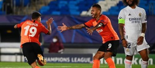 Solomo y Dentinho celebran el tercer gol del Shakhtar ante el Real Madrid. Foto: AFP