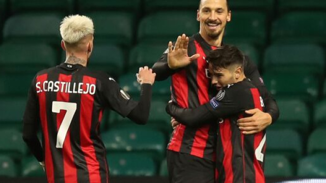 Brahim Diaz abbraccia Ibrhaimovic dopo il gol. Foto di: acmilan.com