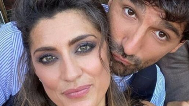 Elisa Isoardi, ingessatura alla caviglia.