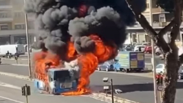 Roma, a fuoco un autobus in zona Valle Aurelia: colonna di fumo visibile per chilometri.