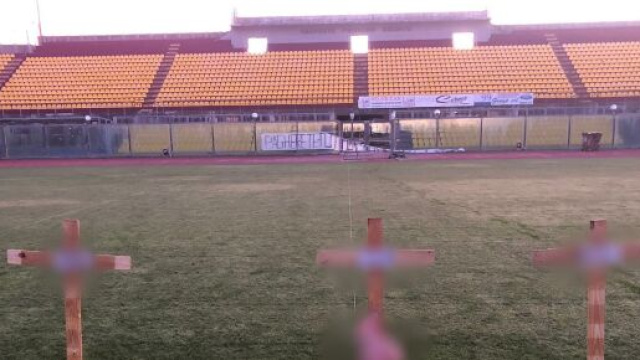 Stadio di Livorno: tre croci e una testa di maiale sul campo.