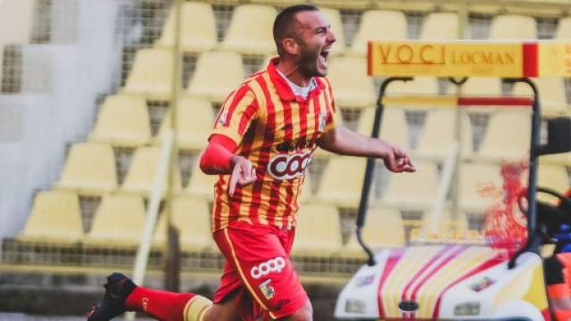 Un'esultanza di Evacuo (Foto sito US Catanzaro 1929).