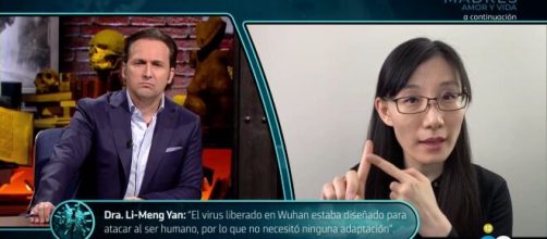 La vir&oacute;loga china Li-Meng Yan i Iker Jim&eacute;nez