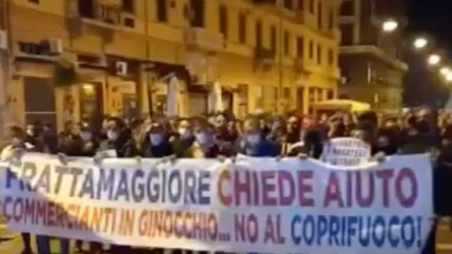 Coprifuoco in Campania, proteste sotto la regione: cori e striscioni contro De Luca.