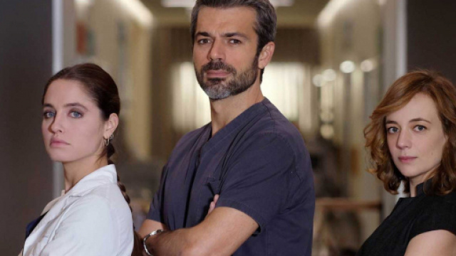 Doc - Nelle tue mani: Andrea Fanti (Luca Argentero) tra Giulia (Matilde Gioli) e Agnese (Sara Lazzaro).