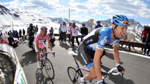 Giro d&rsquo;Italia: 19^ tappa ridotta con i primi 100 km percorsi in pullman.