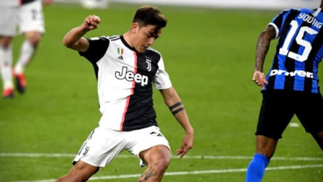 Paulo Dybala, con la maglia della Juventus, in azione contro l'Inter.