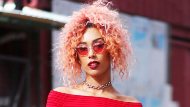 5 acconciature alla moda per capelli ricci.