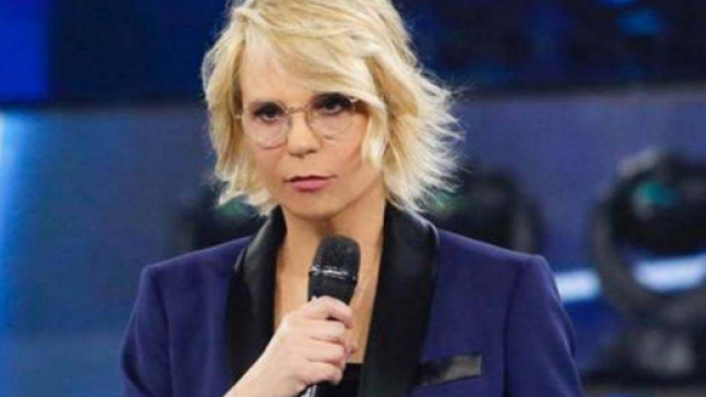 U&D, anticipazioni 23/10: Maria De Filippi vieta i baci tra tronisti e corteggiatori per aumento casi da Covid.