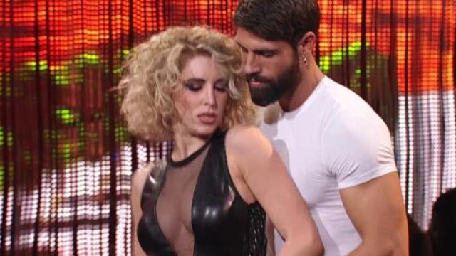 Ballando con le Stelle: Mariotto accusa Rocca di essere indisciplinato in sala prove.