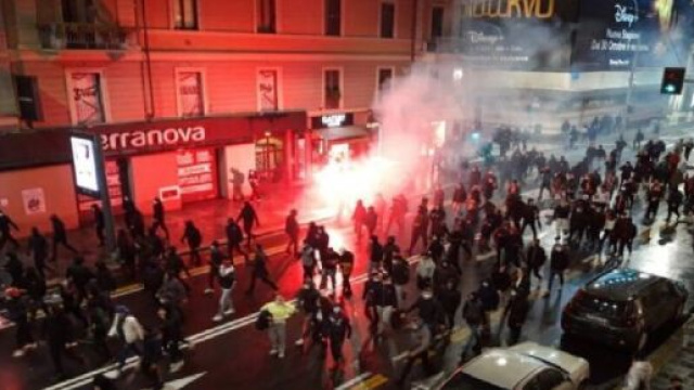 Coronavirus, proteste contro il nuovo dpcm: scontri a Milano e Torino