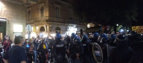 Lecce, proteste contro nuovo Dpcm in piazza Sant'Oronzo: tensioni con le forze dell'ordine