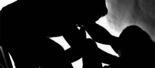 Crian&ccedil;a morre engasgada, mas pol&iacute;cia suspeita de viol&ecirc;ncia sexual. (Arquivo Blasting News)