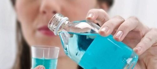 Los enjuagues bucales podr&iacute;an desactivar al coronavirus