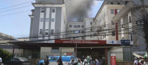 Pr&eacute;dio do hospital de Bonsucesso pega fogo e pacientes s&atilde;o retirados. (Arquivo Blasting News)