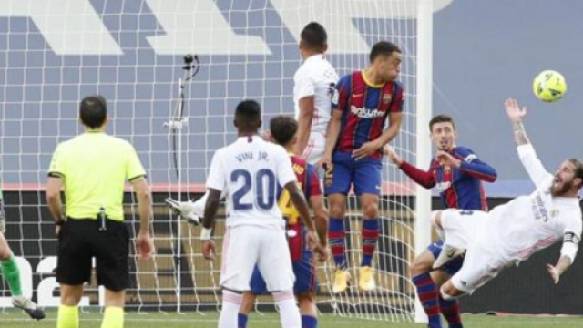 Classico : un &eacute;change audio entre les arbitres circule et met le feu &agrave; Twitter