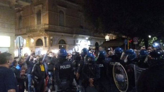Lecce, protesto contro il nuovo Dcpm in piazza Sant'Oronzo: tensioni con le forze dell'ordine,