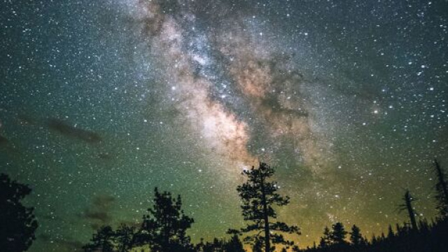 Oroscopo e previsioni zodiacali del 28 ottobre: Bilancia innamorata e Sagittario intraprendente.