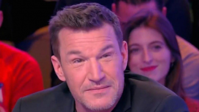 TPMP : Benjamin Castaldi pose avec son b&eacute;b&eacute; dans son lit. Credit: C8 Capture