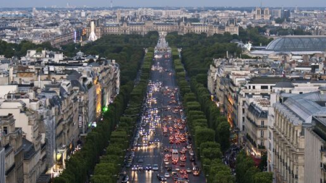 Covid-19, ipotesi nuovo blocco totale in Francia: in 300.000 in fuga da Parigi.