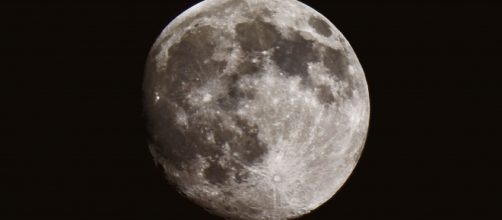 Cientistas re&uacute;nem evid&ecirc;ncias da exist&ecirc;ncia de &aacute;gua na Lua. (Arquivo Blasting News)