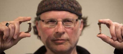 El periodista y director cinematogr&aacute;fico Simcha Jacovici muestra los clavos encontrados en la tumba de Caif&aacute;s