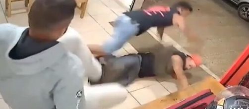 'Jackie Chan' de Ouro Branco apanhando em lancheria. (Reprodu&ccedil;&atilde;o/Redes Sociais)