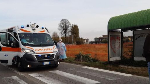 Cava Manara, auto travolge pedoni alla fermata del bus: due morti.