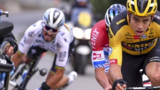 La caduta di Julian Alaphilippe al Giro delle Fiandre.