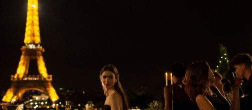 Lily Collins em cena de 'Emily em Paris', nova s&eacute;rie da Netflix. (Reprodu&ccedil;&atilde;o/Netflix)