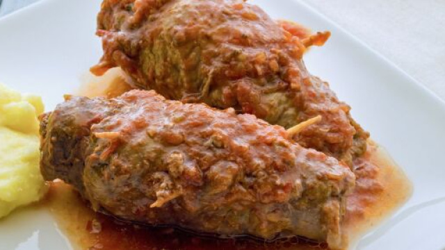 Involtini di manzo alla senape, un delizioso secondo piatto italiano.