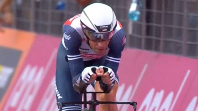 Vincenzo Nibali impegnato nella prima tappa del Giro d'Italia.