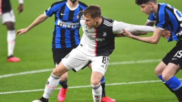 Alessandro Bastoni in azione contro la Juventus.