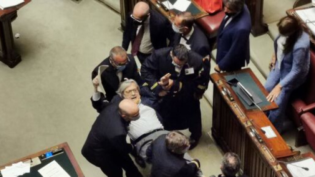 Il deputato Vittorio Sgarbi espulso per la seconda volta dall'aula della Camera.