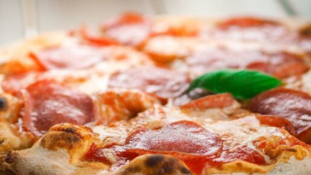 Donna rifiuta la pizza perch&eacute; servita da cameriere bengalese.