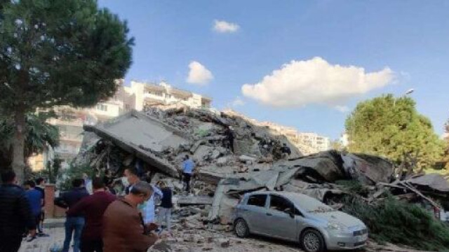 Grecia, terremoto di magnitudo 7.0 a largo dell'isola di Samos: edifici crollati a Smirne.