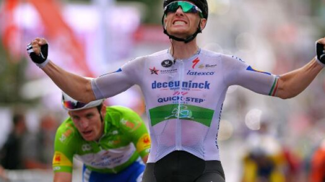 Il contatto tra Bennett e Liepins nel finale della nona tappa della Vuelta Espana.