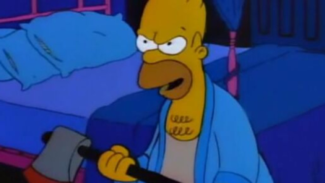 Una scena tratta dalla prima clip del primo special di Halloween. In foto, Homer brandisce un'accetta come Jack Nicholson in Shining.